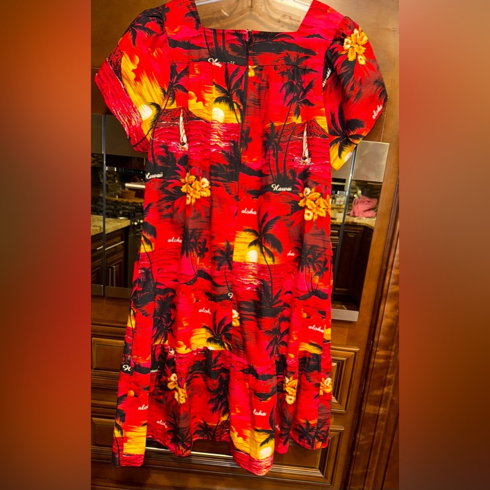 Royal Hawaiian Creations Colorful Sunset Island Hawaiian Dress. Size XL